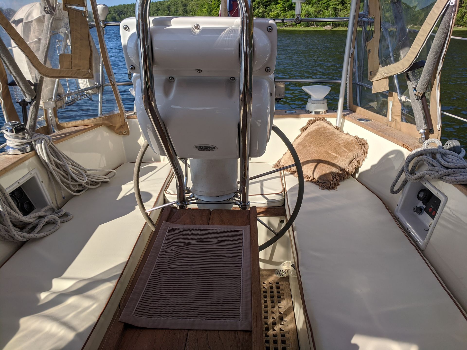 Large safe cockpit with custom cushions for intertaiing
