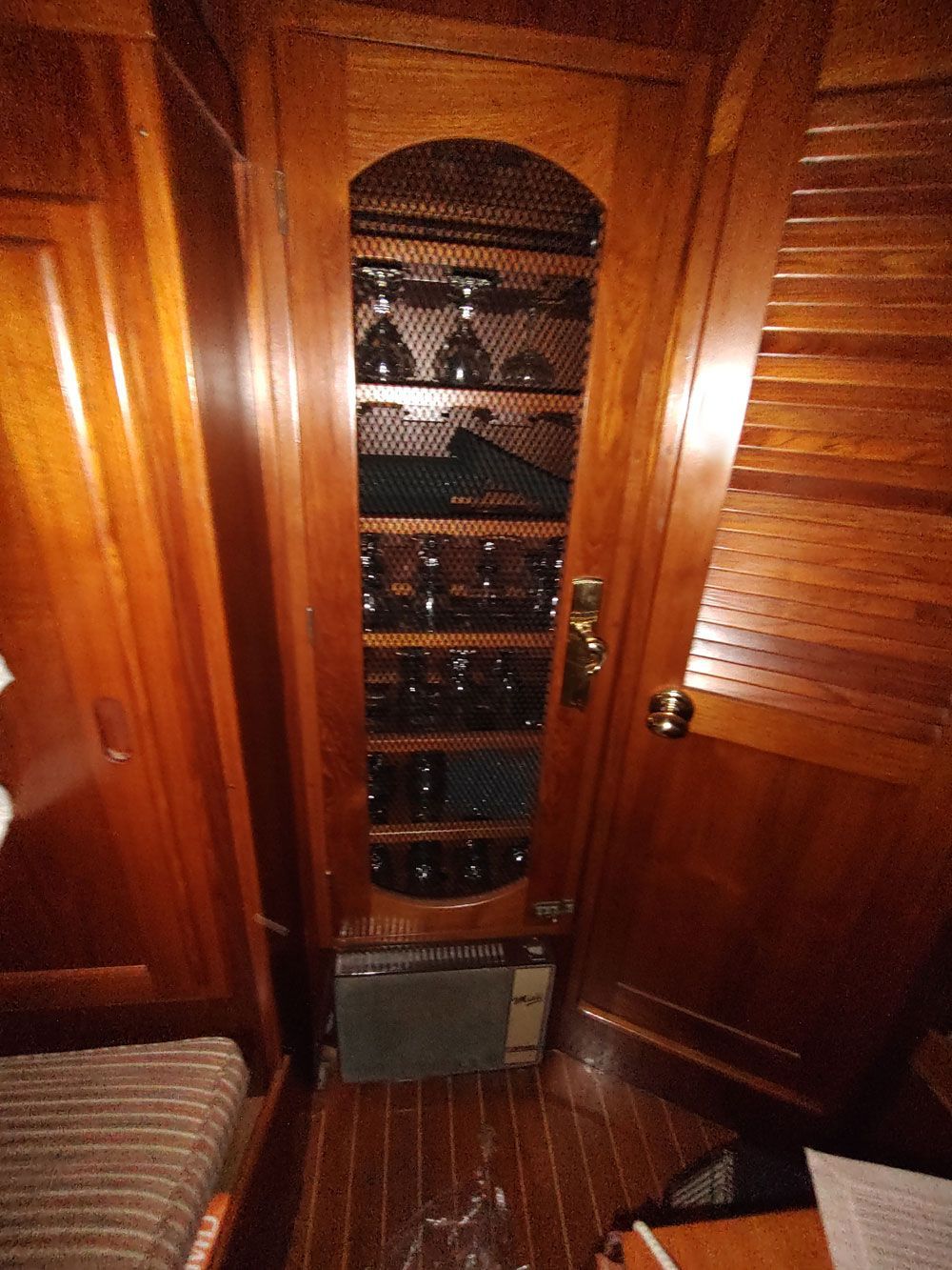 Crystal Locker with spacer for anti rattle and sale storage