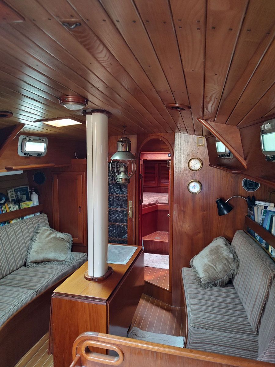 Spacious Main Salon - Live aboard and Cruise