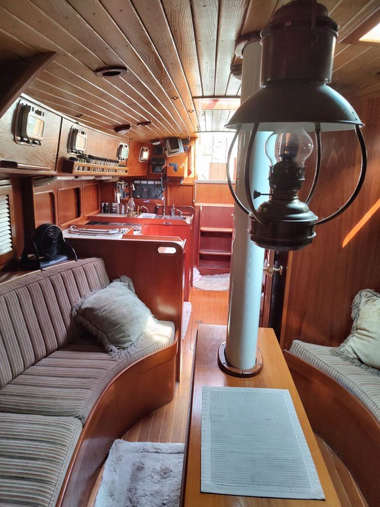 Salon - Starboard SIde