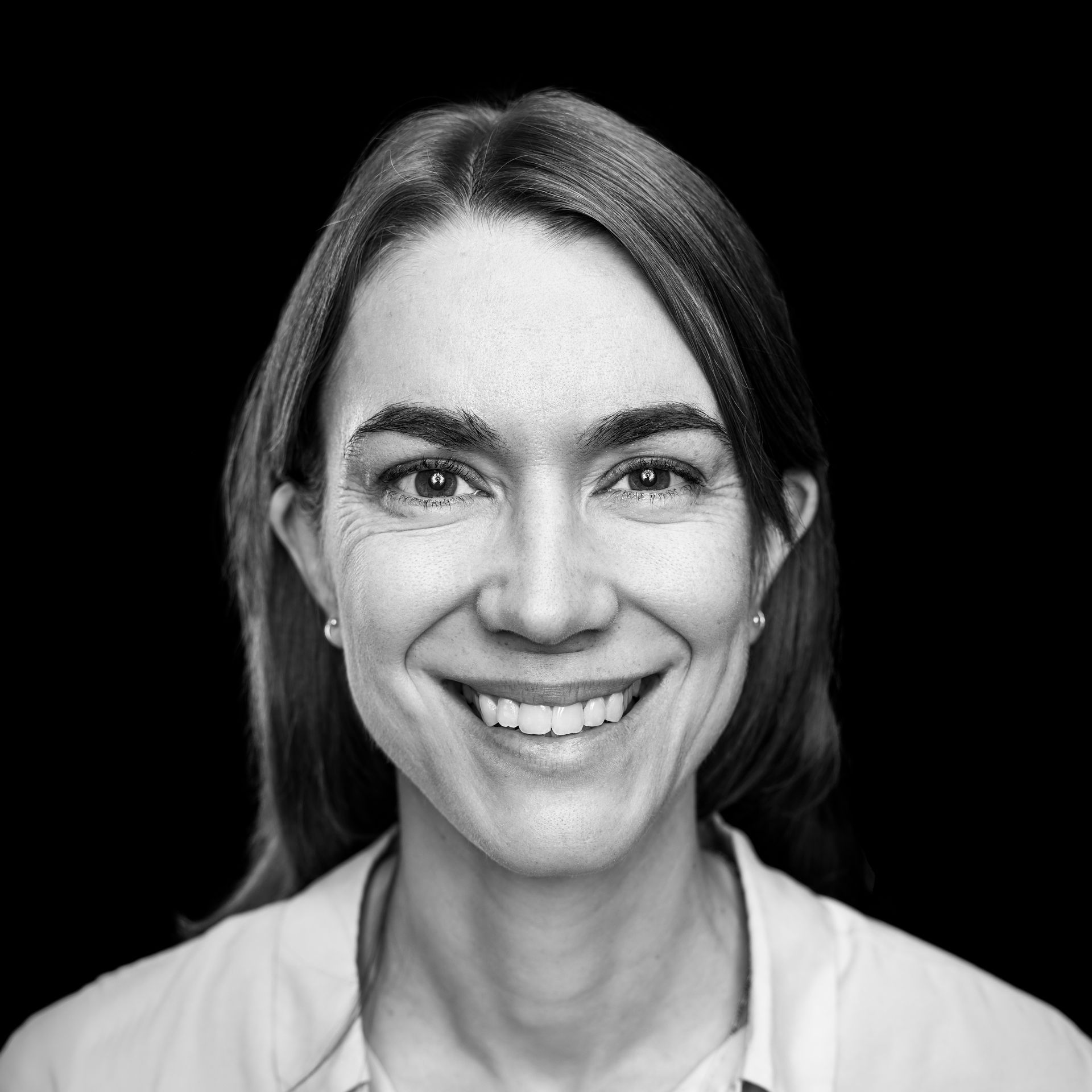 Auf einem Schwarzweissfoto lächelt eine Frau.