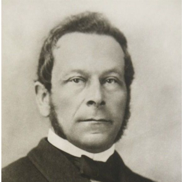 Ein Schwarzweissfoto eines Mannes mit Bart