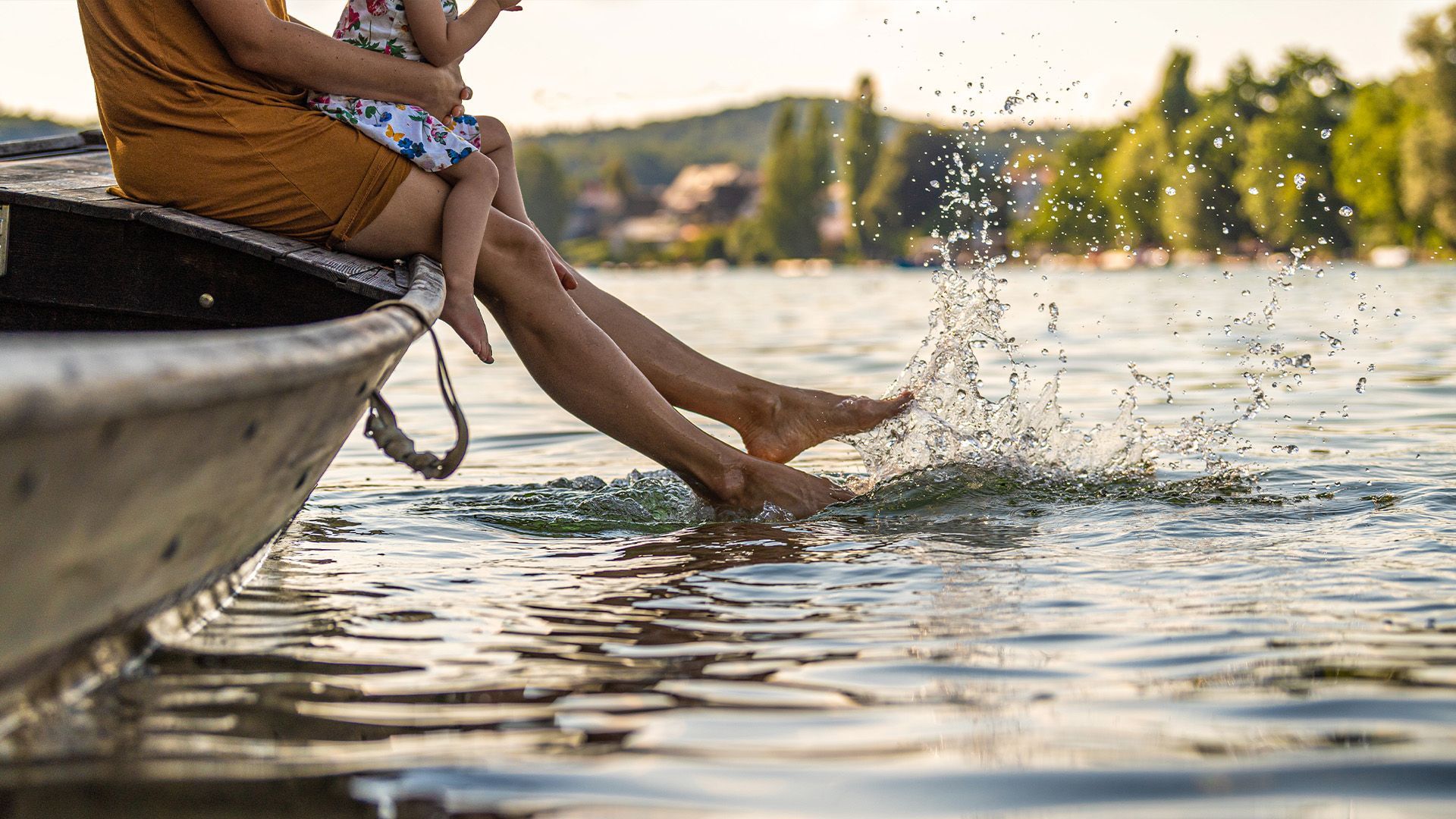 Eine Frau und ein Kind sitzen in einem Boot auf einem See.
