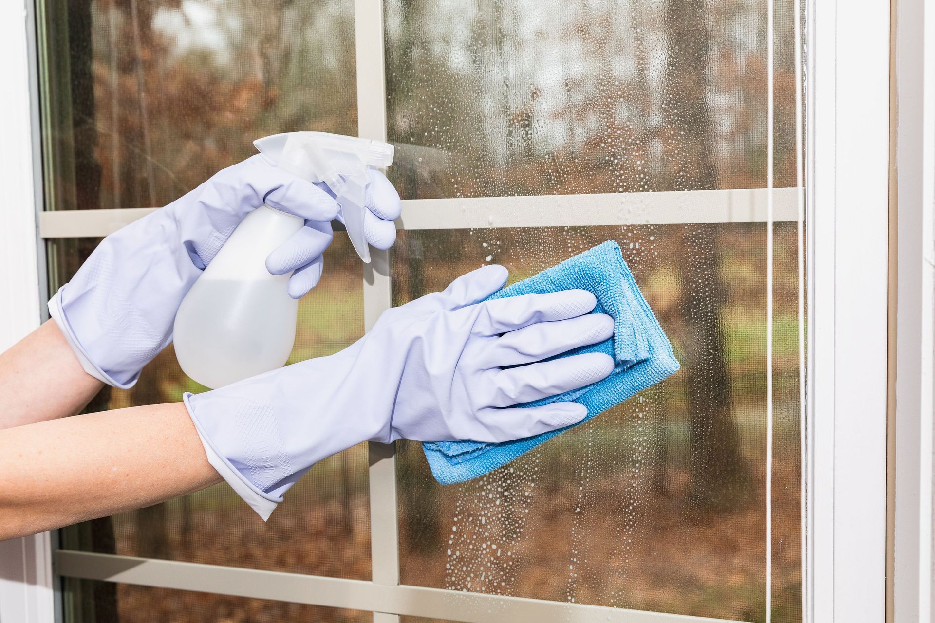 Common Mistakes to Avoid When Cleaning Vinyl Windows