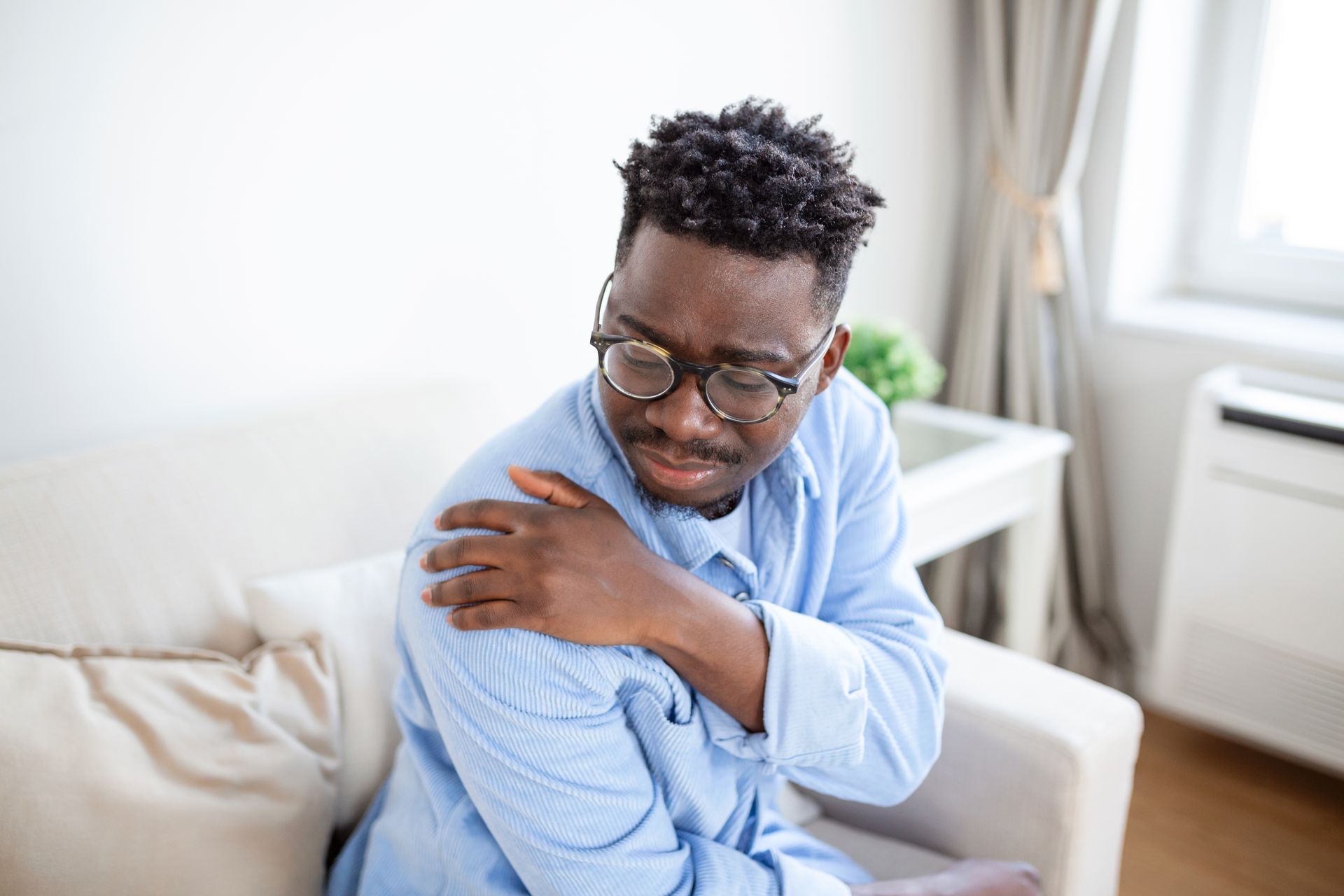man with shoulder pain