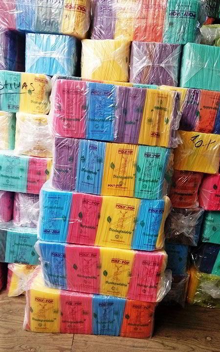 Un montón de pañuelos de colores se apilan uno encima del otro.