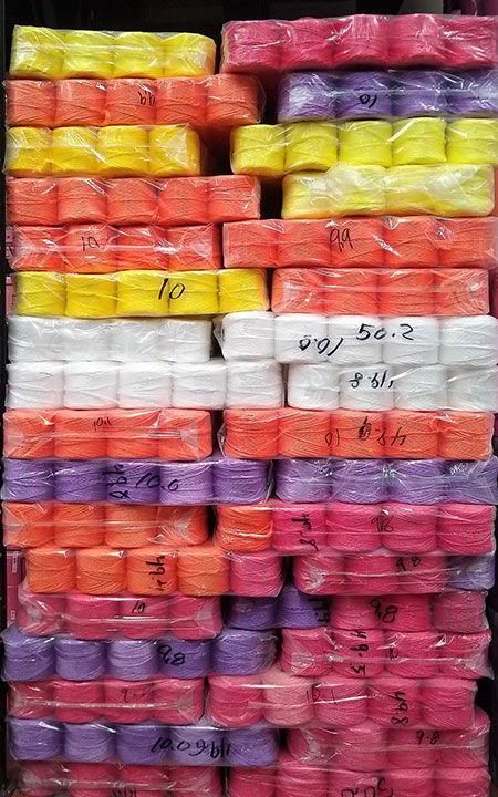 Un montón de bloques de espuma de colores se apilan uno encima del otro.