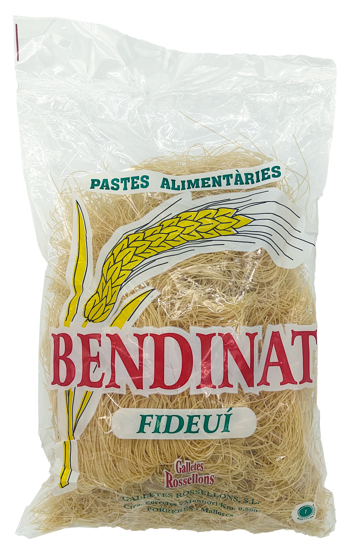 Una bossa de pasta bendinat fideui sobre fons blanc
