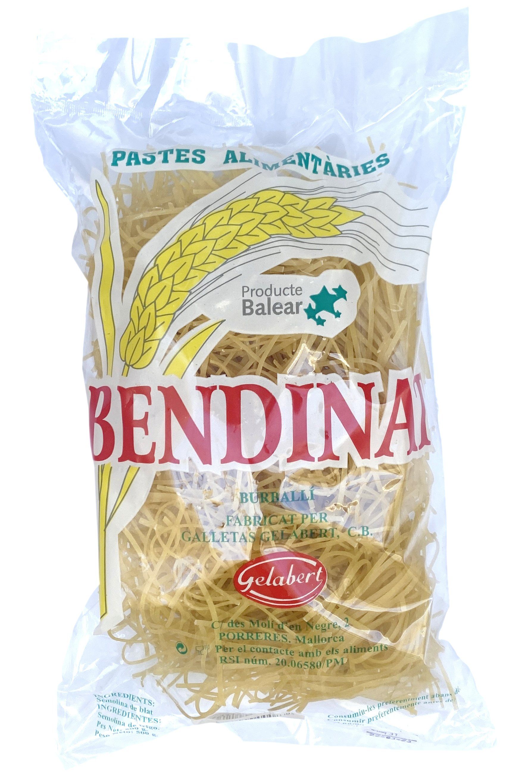 Una bossa de fideus bendina sobre fons blanc.