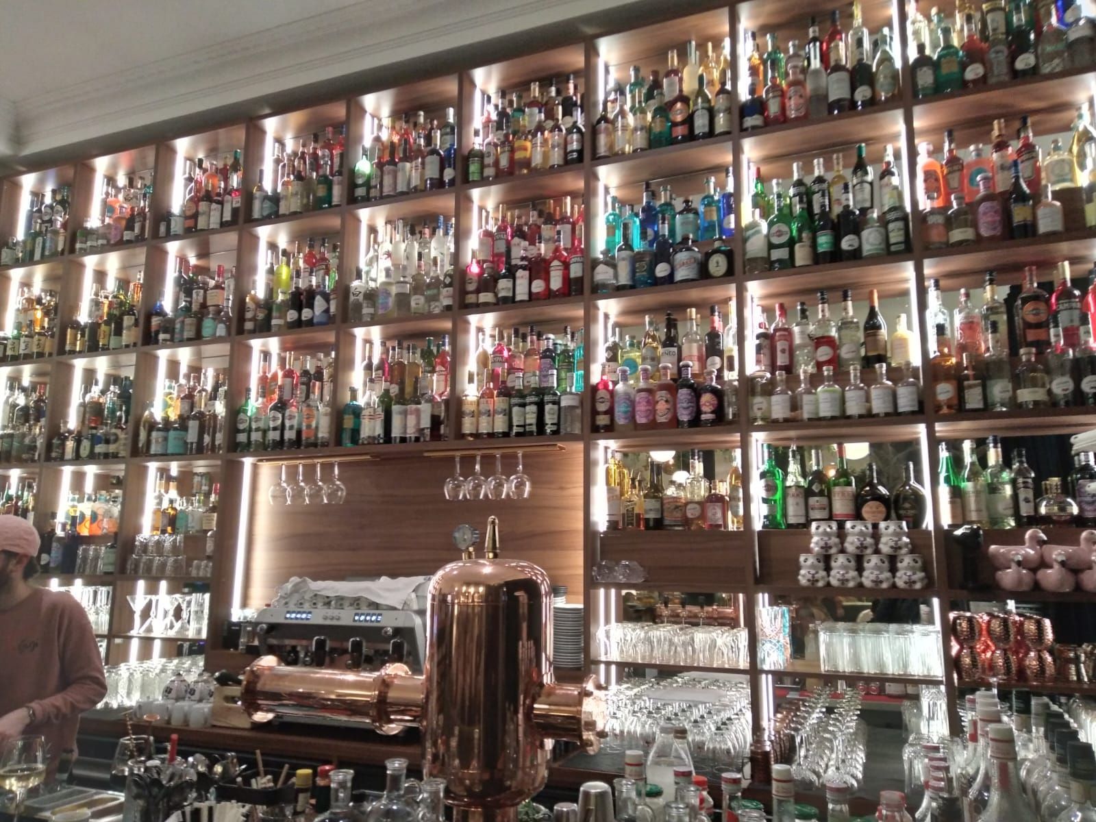 Sevrage de l’alcool sans souffrance, Bar remplies de bouteilles