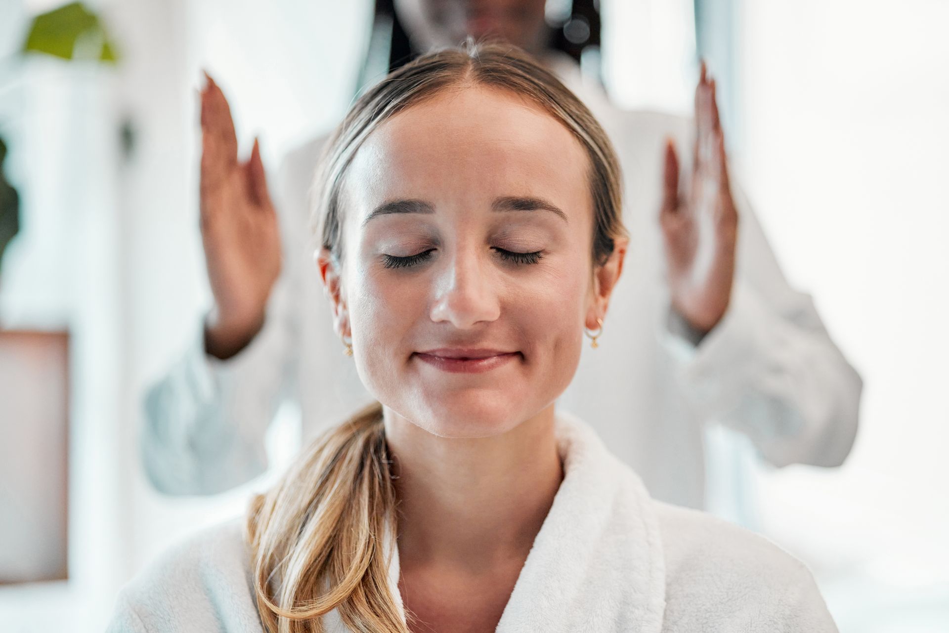 woman receiving reiki treatment