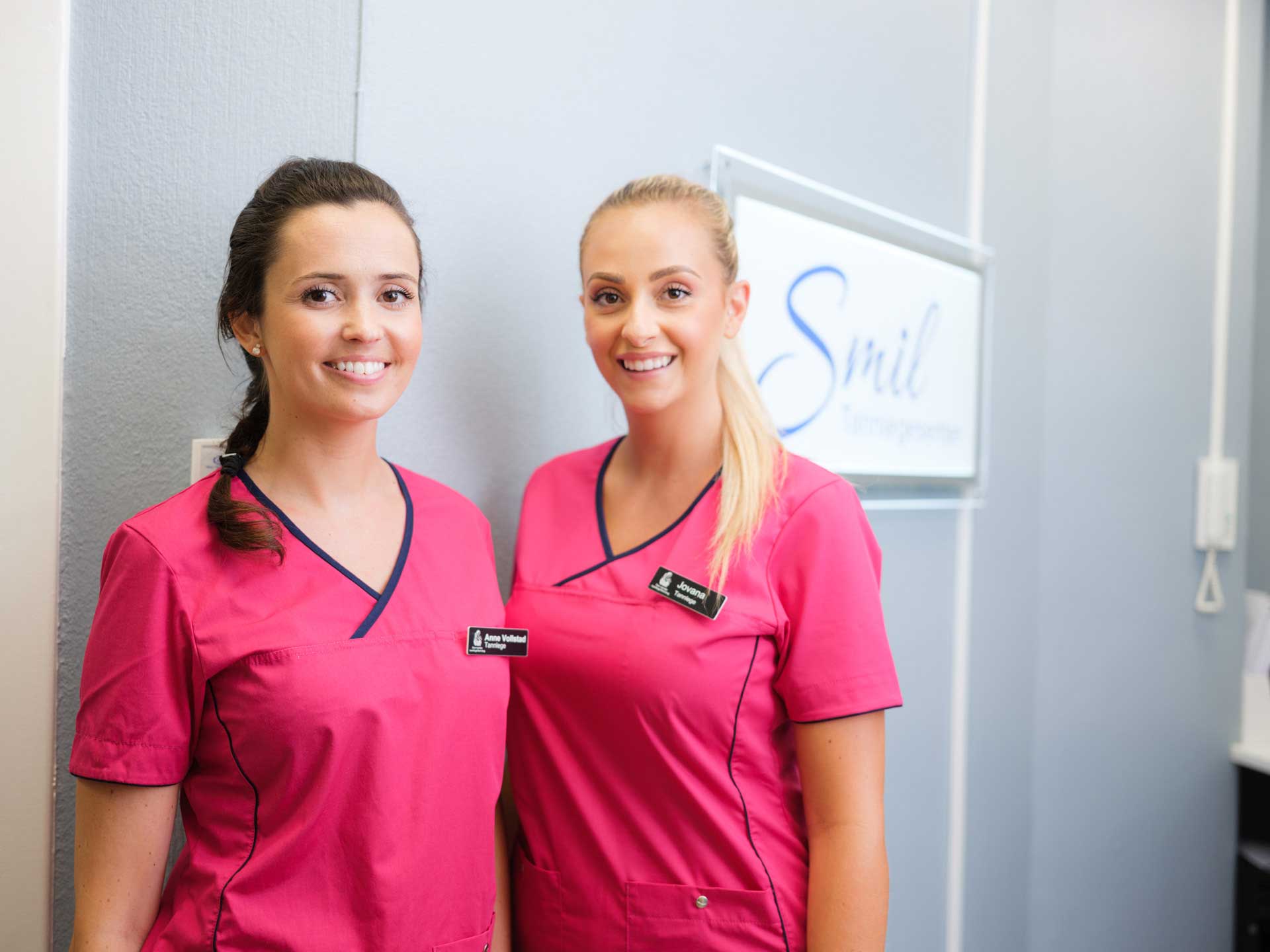 Tannlegene Anne og Jovana tar deg imot på Smil Tannlegesenters tannlegevakt i Oslo sentrum