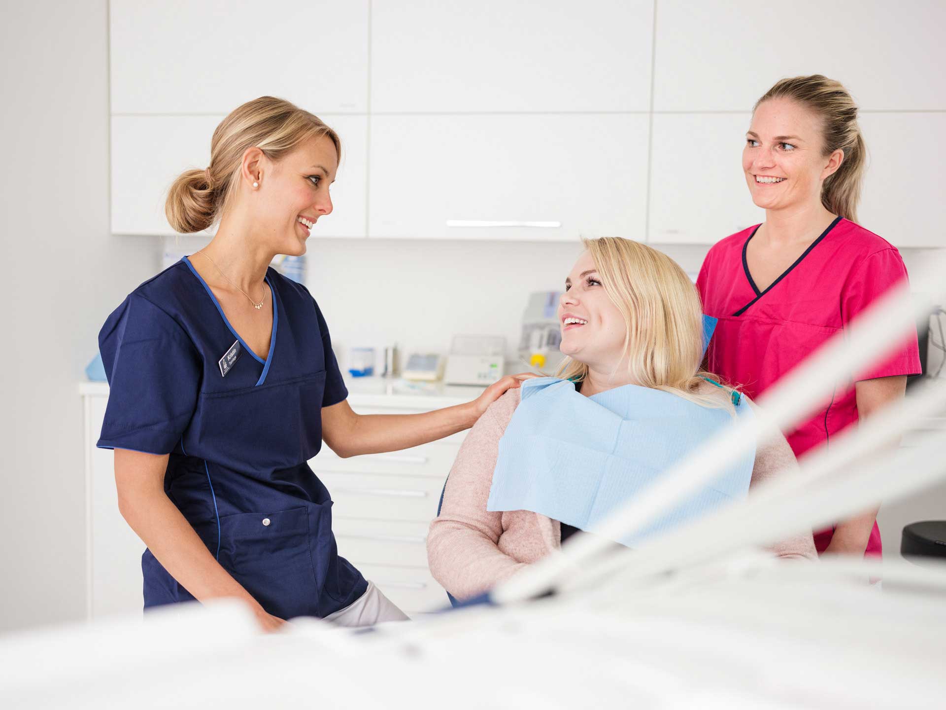 Tannlege og tannpleier med kvinnelig pasient hos tannlegevakten på Smil Tannlegesenter