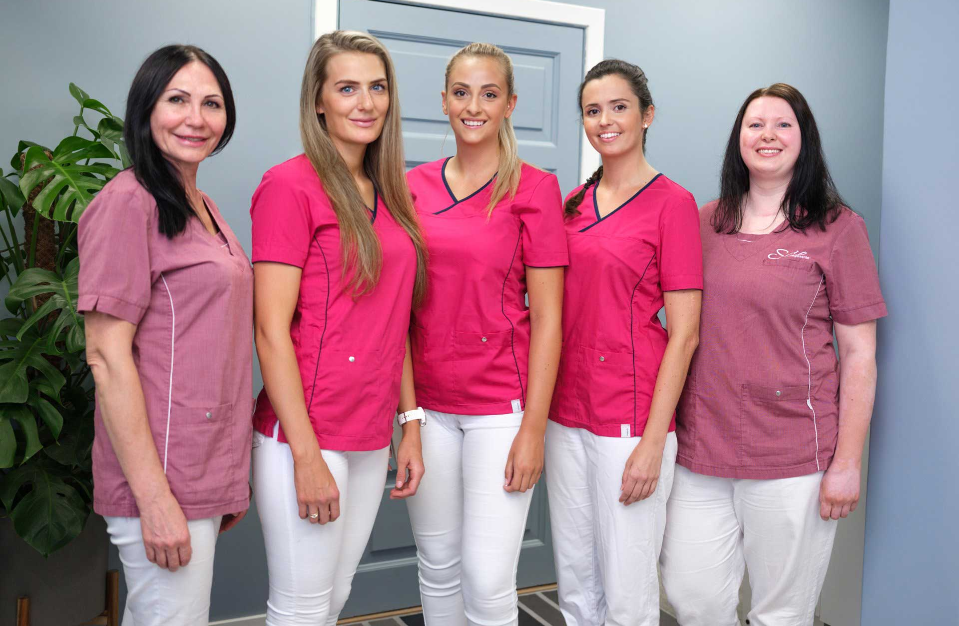 fire tannleger i rosa uniform