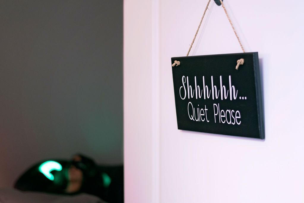 a sign on a wall that says shhhh quiet please