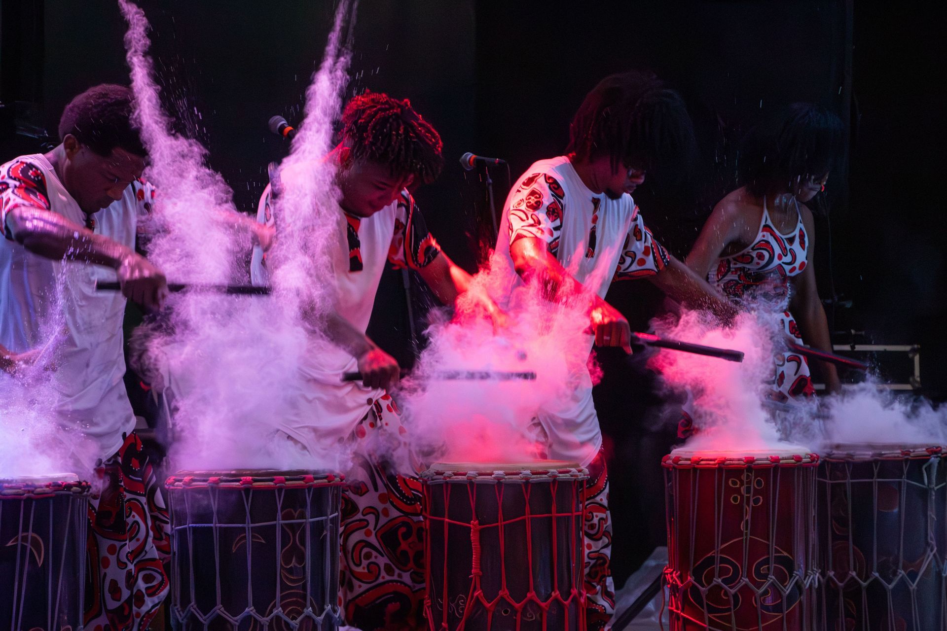 Un grupo de personas está tocando la batería en una habitación oscura. | Memorias danza teatro