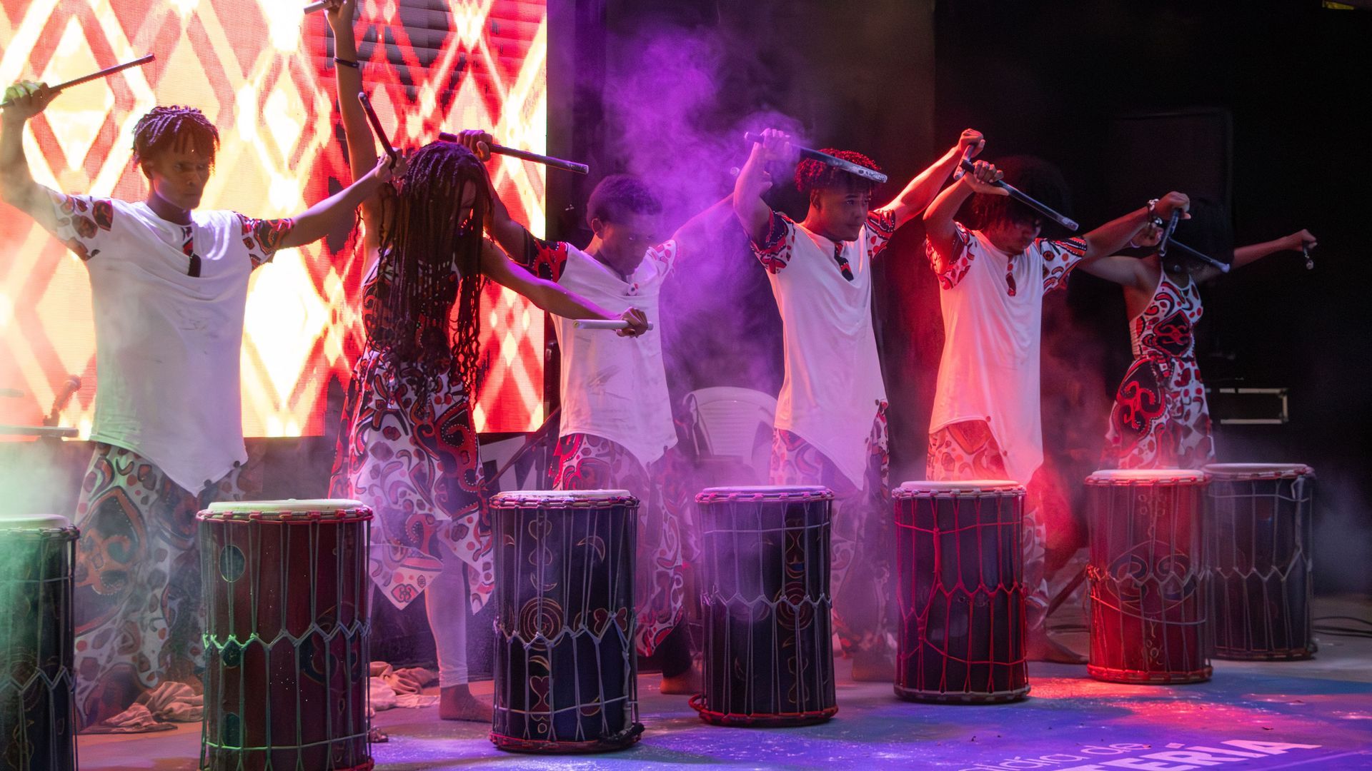 Un grupo de personas está tocando la batería en un escenario. | Memorias danza teatro