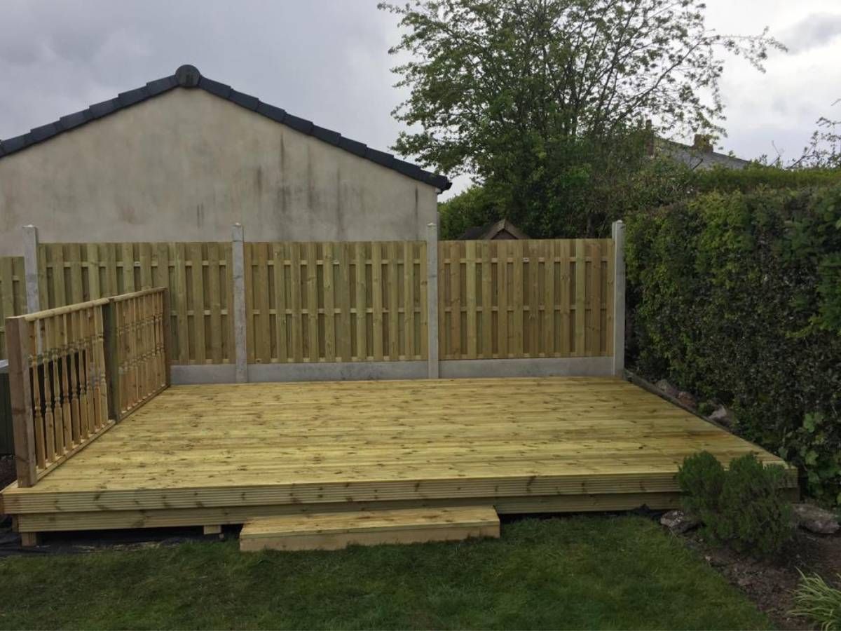 Paving Leeds garden decking with balustrade in Leeds