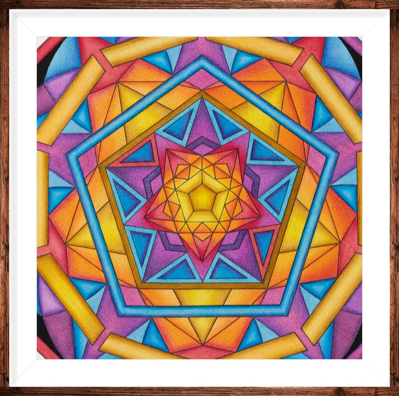 Kleurrijke geometrische mandala, met een vijfhoek en stervormen, ingelijst.