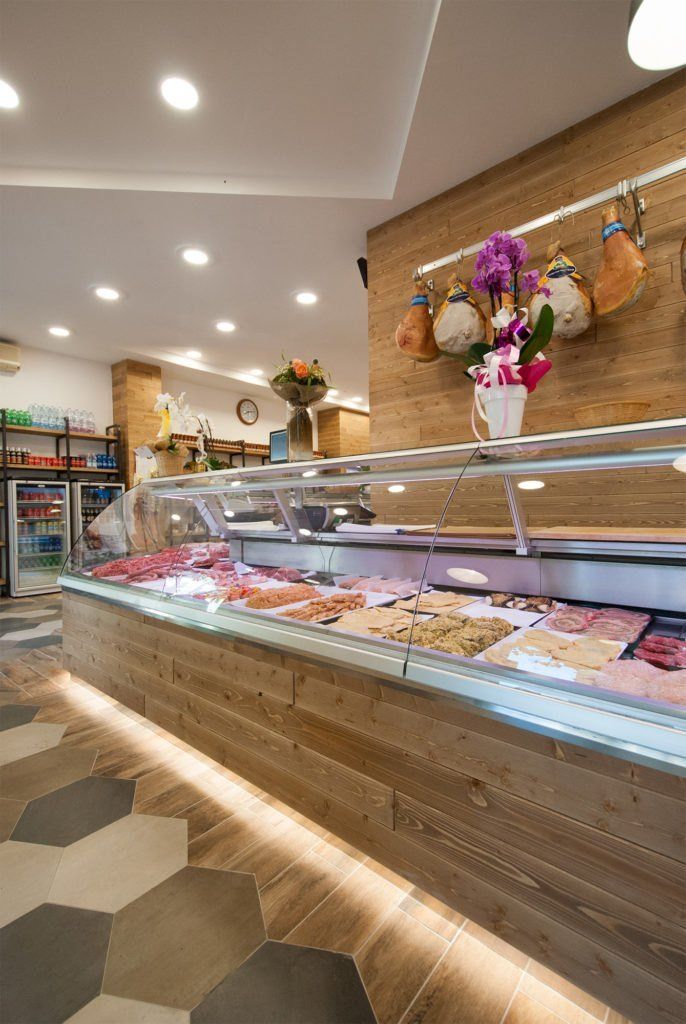 macelleria con arredi in legno