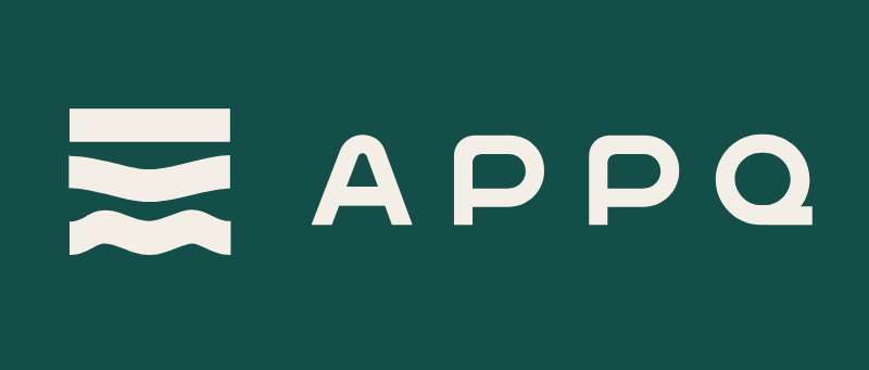 Logo APQ en blanc sur fond vert foncé avec icône à lignes ondulées