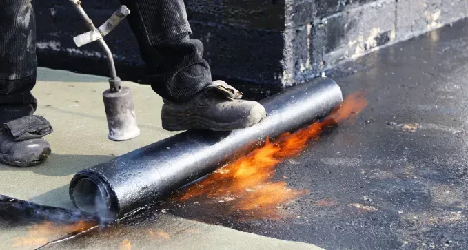 Impermeabilizar patios interiores con materiales de calidad en Calderón