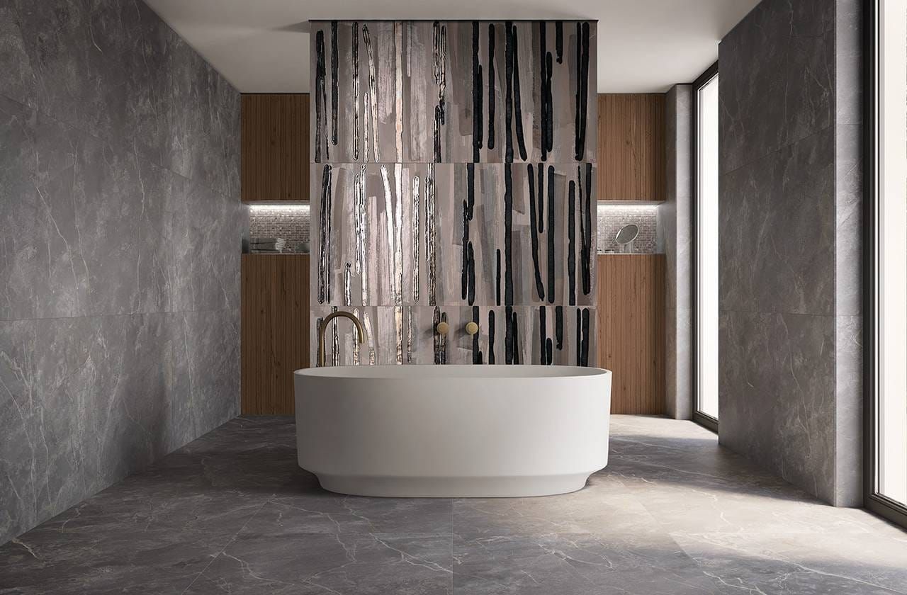 Bagno moderno con vasca bianca