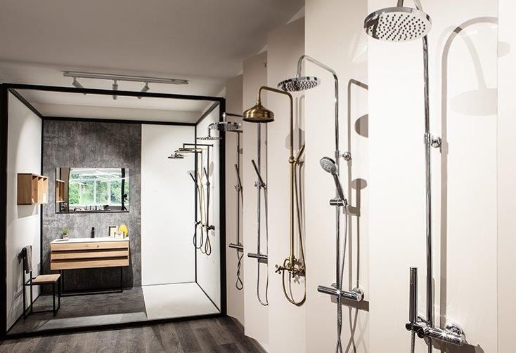 Esposizione di mobili da bagno