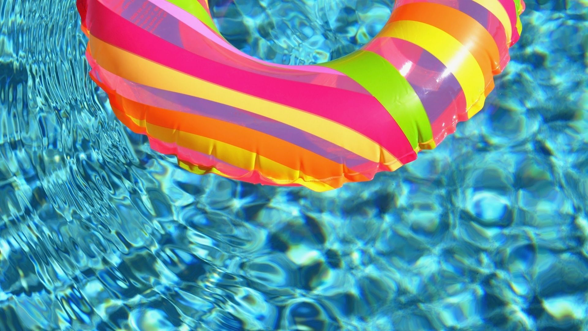 Piscine avec un flotteur pour présenter les bouchons de baignade