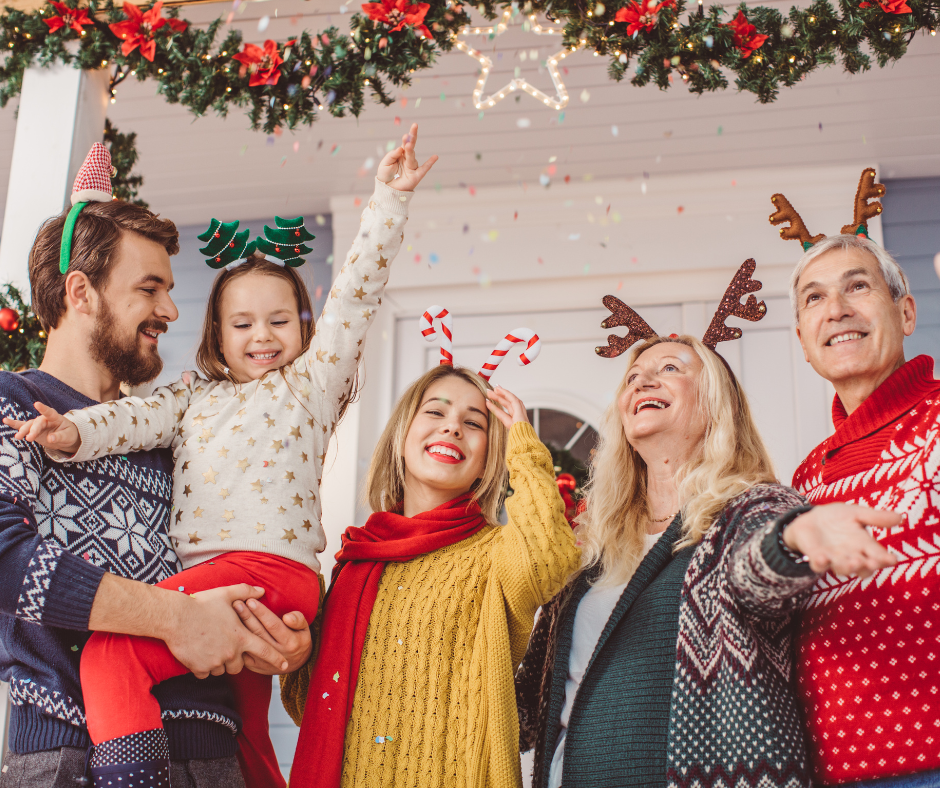 La perte auditive durant les fêtes Famille heureuse durant le temps qui sont habillé en hiver. Représente la perte auditive durant le temps des fêtes.