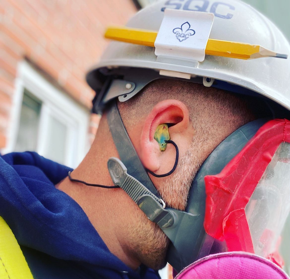Un homme portant un casque sur lequel est écrit SGC