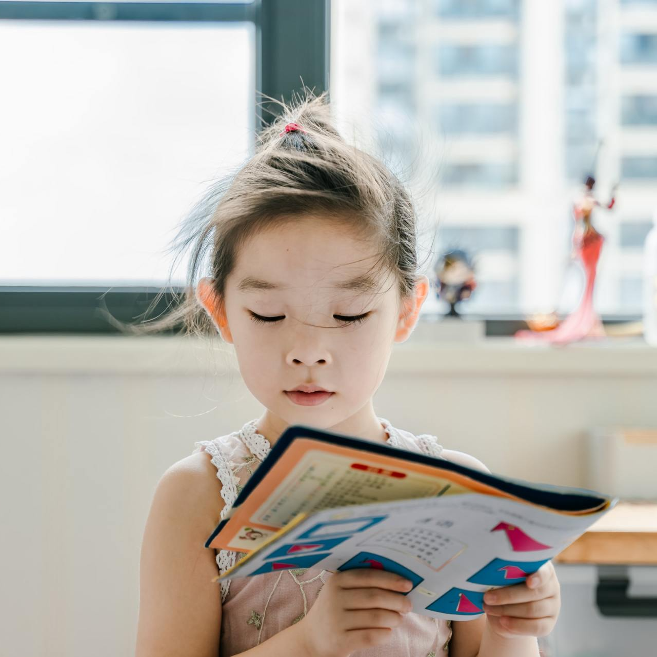 Enfant qui lit un livre et découvre les sons du quotidien