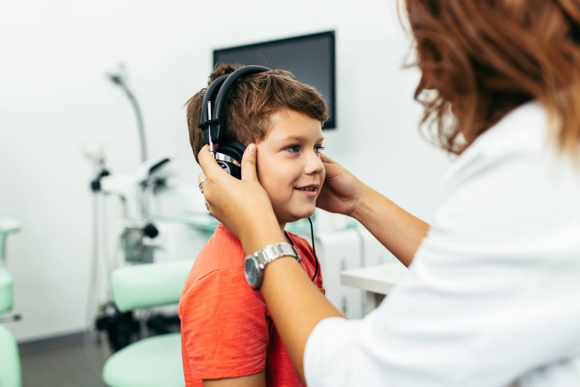 Audiologiste qui effectue un test auditif Laurentides à un garçon