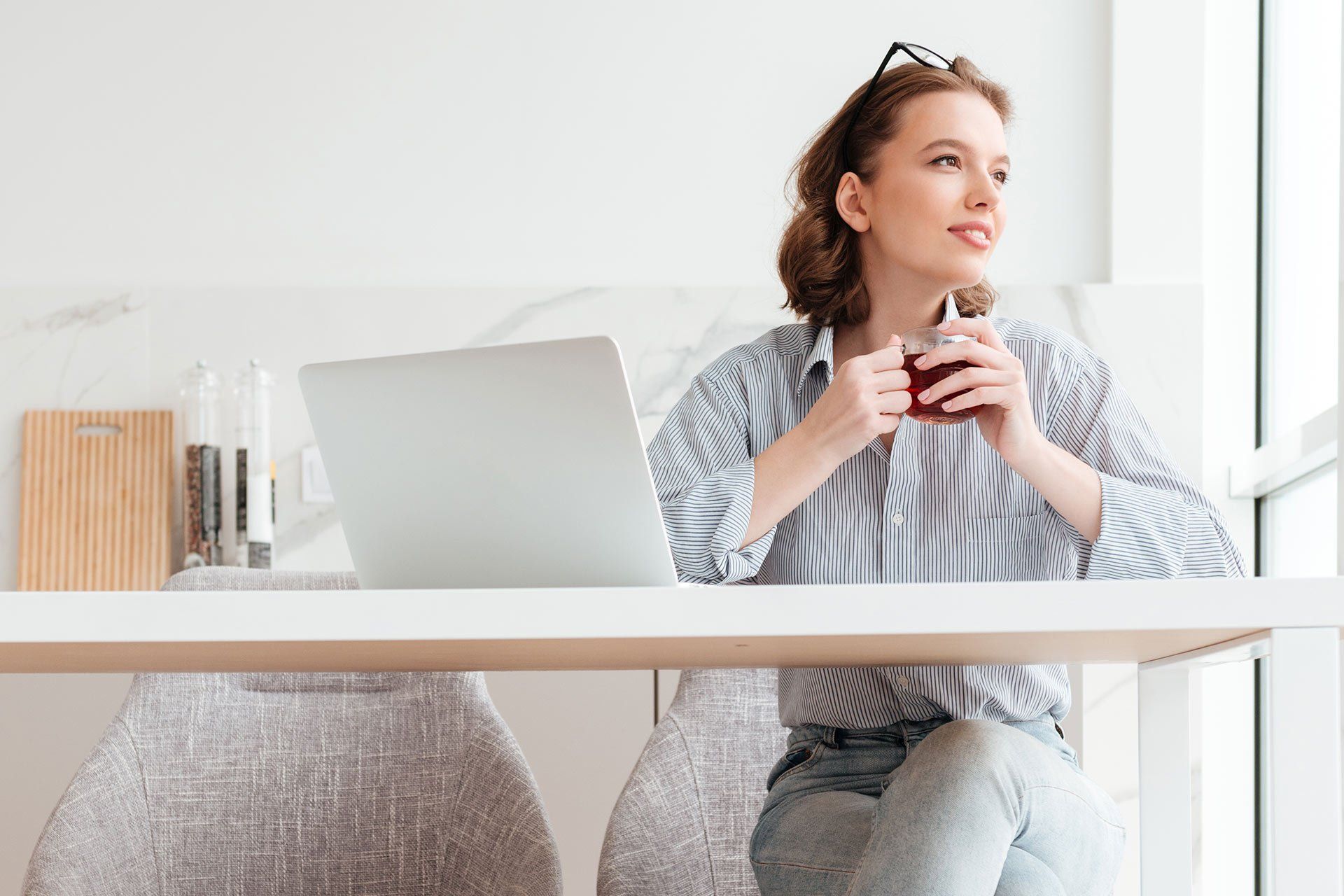 Wwoman sipping tea at her desk