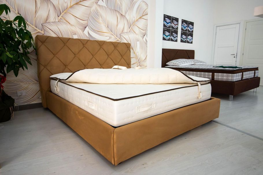 Interno dello showroom Baldacchino in Via Piave 23 a Canicattì con esposizione di materassi e letti imbottiti