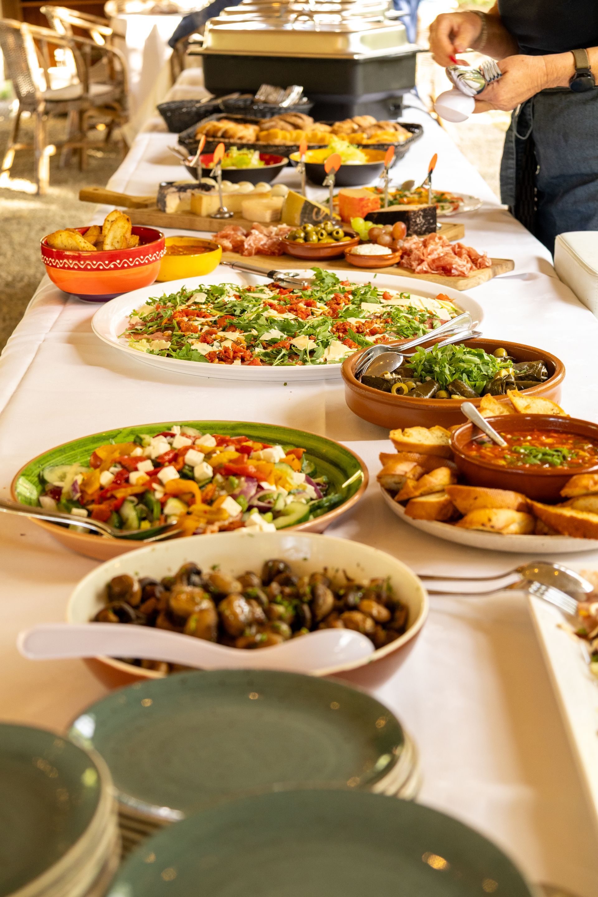 Buffettafel met diverse salades, gebak en gerechten die binnen worden geserveerd.