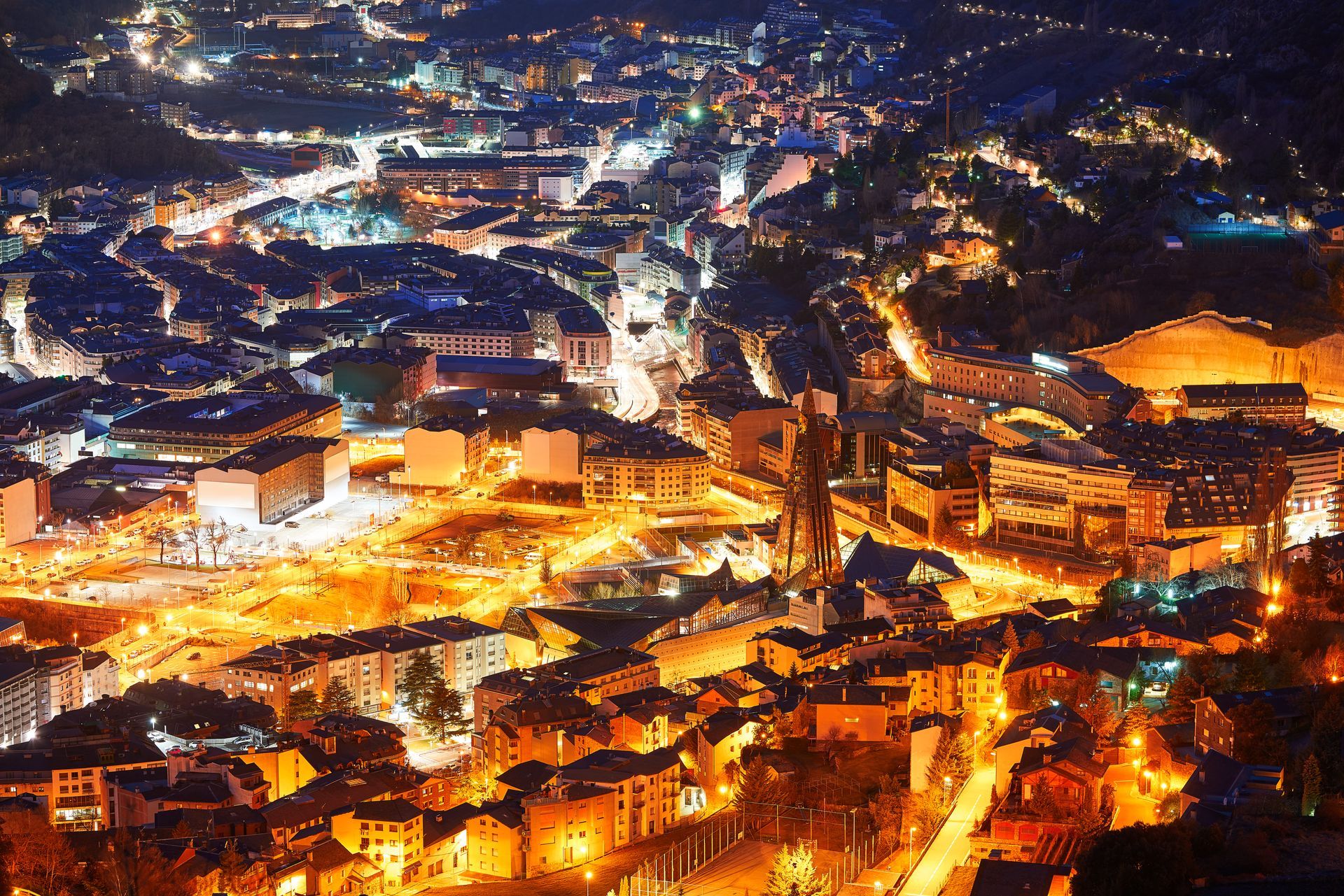 Imagen nocturna de Andorra la Vella y Escaldes-Engordany