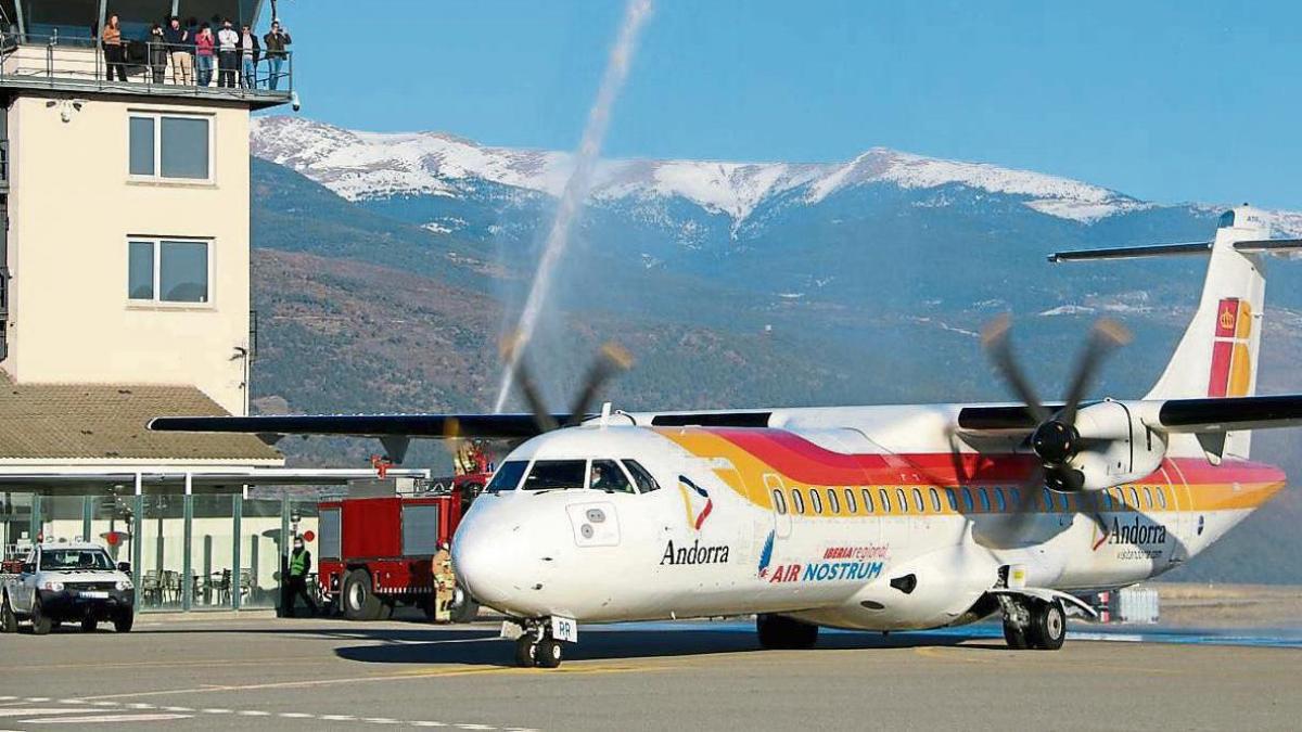 Avion en el aeropuerto de Andorra - la Seu d'Urgell Avion en el aeropuerto de Andorra - la Seu
