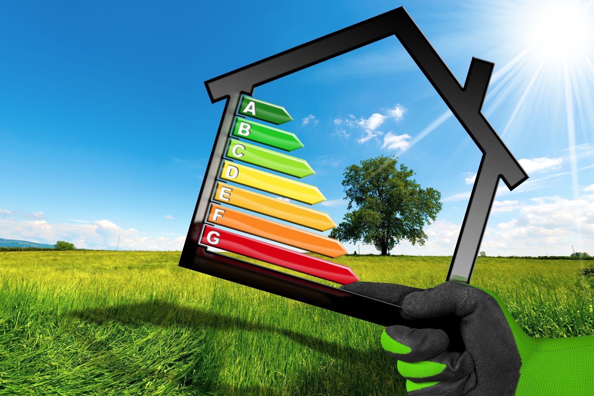 Una mano che regge il profilo di una casa con un grafico di valutazione dell'efficienza energetica
