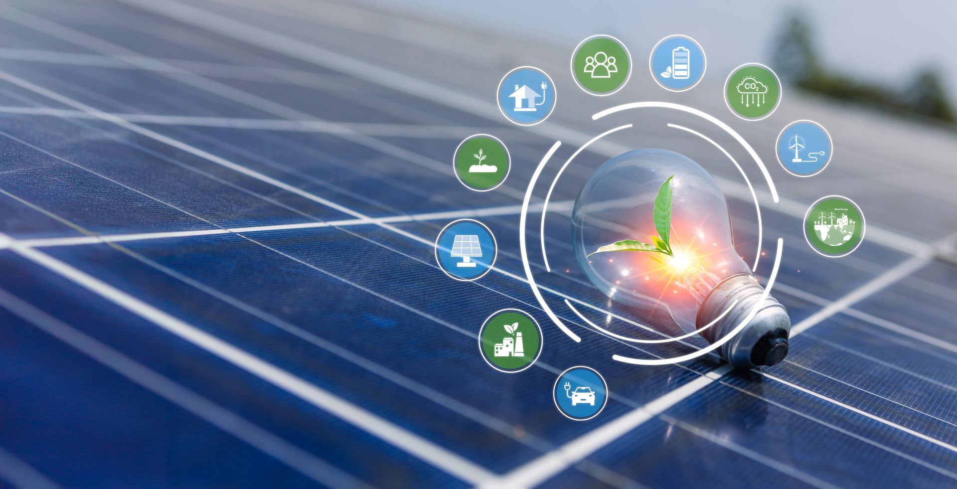 Pannello solare con sovrapposizione di lampadine digitali che mostrano icone di sostenibilità