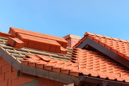 Nouvelle toiture posée par Moronvalle – couverture et zinguerie Amiens Pose de tuiles par l’entreprise de couverture Moronvalle à Amiens, dans les Hauts-de-France