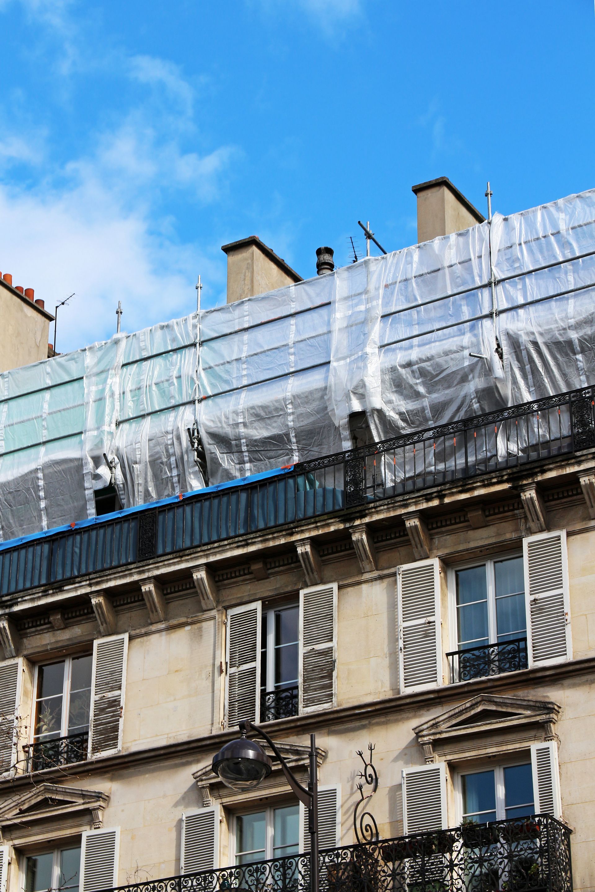 Réalisation d’une toiture en zinc sur maison à Amiens par Moronvalle, spécialiste en couverture et zinguerie Paris
