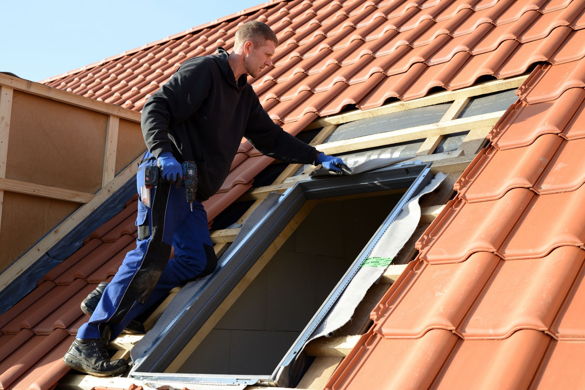 Pose de tuiles par l’entreprise de couverture Moronvalle à Amiens, dans les Hauts-de-France