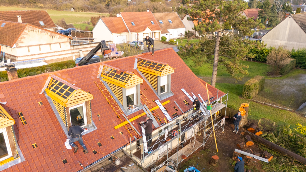 Pose de tuiles par l’entreprise de couverture Moronvalle à Amiens, dans les Hauts-de-France