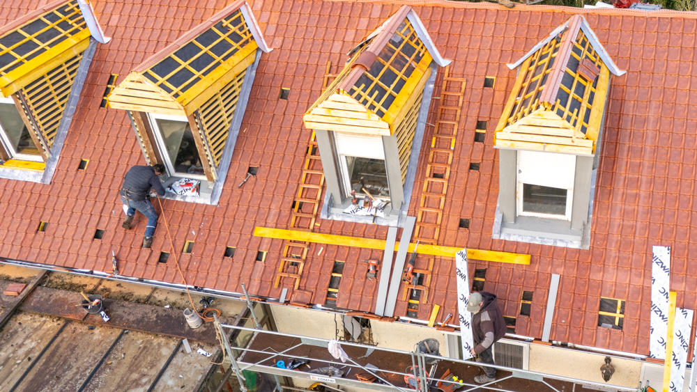 Pose de tuiles par l’entreprise de couverture Moronvalle à Amiens, dans les Hauts-de-France