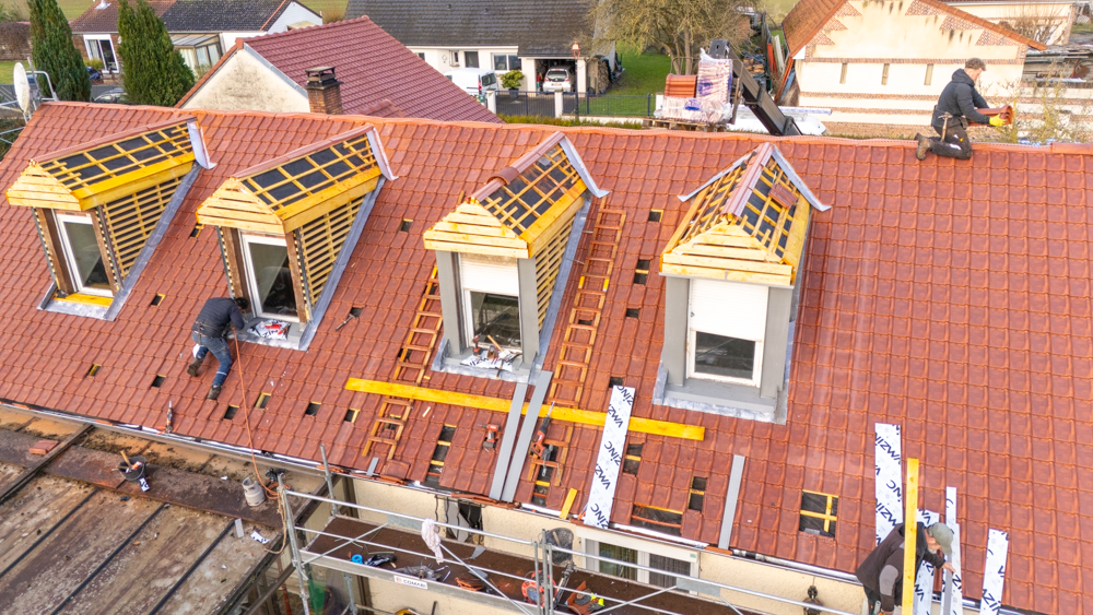 Pose de tuiles par l’entreprise de couverture Moronvalle à Amiens, dans les Hauts-de-France