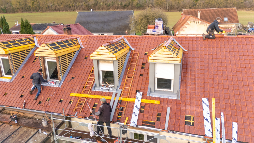 Pose de tuiles par l’entreprise de couverture Moronvalle à Amiens, dans les Hauts-de-France