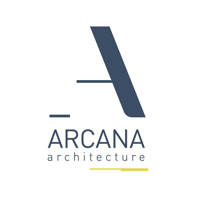 Logo pour Arcana Architecture, représentant un « A » bleu stylisé avec des lignes horizontales, et le nom de l'entreprise.