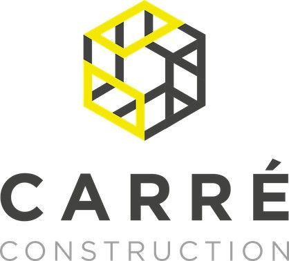 Logo de Carré Construction avec un cube jaune et gris au-dessus du nom de l'entreprise.