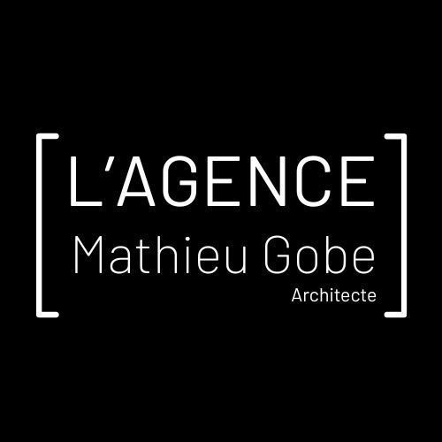 Logo pour L'Agence par Mathieu Gobe, Architecte. Texte blanc sur fond noir, avec « L'AGENCE » entre parenthèses au-dessus de « Mathieu Gobe ».